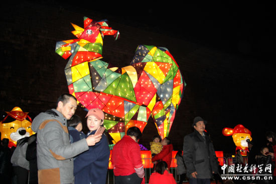 2017年是农历丁酉鸡年。图为游客在南京老门东地区“鸡”造型灯组前观灯、合影 本网记者 王广禄/摄