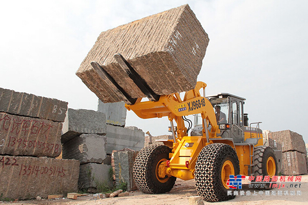 厦金 XJ968-18E 18吨矿山石料搬运叉装车