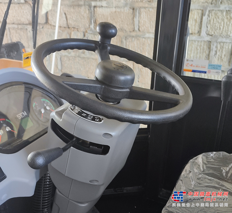 山工机械 655F（非道路国四） 装载机高清图 - 驾驶室