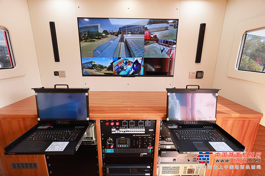 中联重科 ZLF5240TXFZX120 自装卸式消防车高清图 - 指挥室