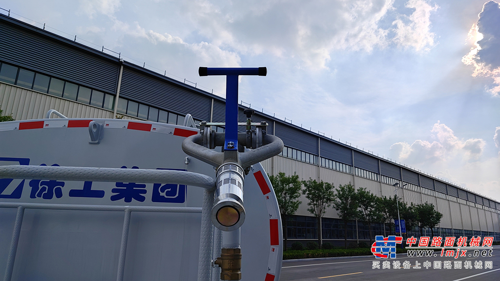 徐工 DXA5164GPSD6 绿化喷洒车高清图 - 洒水炮：有直流状、大雨、中雨、毛毛雨、雾状可调节、能360度旋转，水炮射程不小于38m。