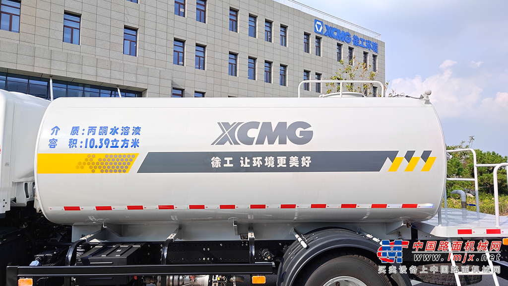 徐工 DXA5164GPSD6 绿化喷洒车高清图 - 罐体：罐体选用优质碳钢，采用自动化罐体焊接生产线，经卷板抱罐焊接而成。机器人+专机自动化焊接，单元化流水线作业，整体焊达率≥85%。罐体焊接质量可靠，使用寿命长。
罐体油漆采用静电喷粉工艺，涂层与罐体结合精密，涂料更加环保可靠；罐体内壁采用高压无气喷涂工艺，使用阿克苏品牌防锈漆，延长罐体使用寿命。