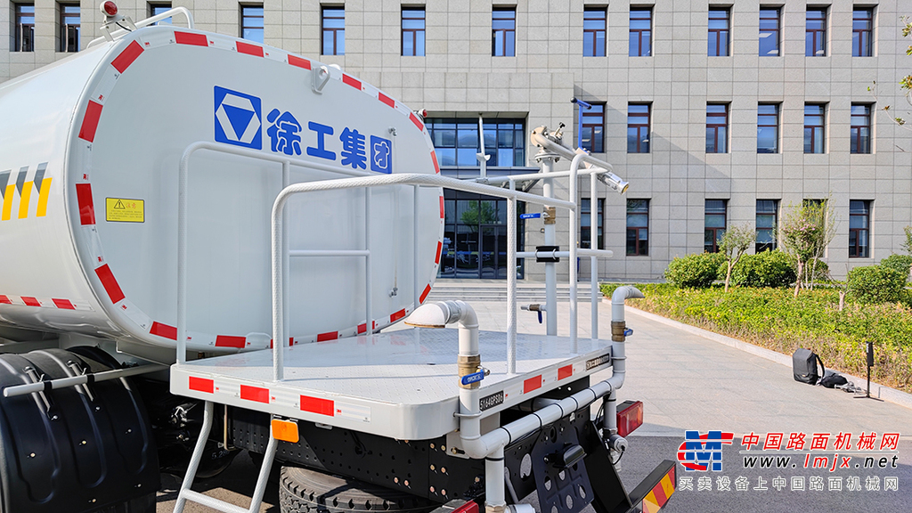 徐工 DXA5164GPSD6 绿化喷洒车高清图 - 后工作平台：
后平台护栏管采用滚花管，底座采用花纹钢板，均具有良好的防滑效果。平台整体采用圆角设计，减少尖角外形美观时尚。上下工作平台设有防滑阶梯，安全可靠。