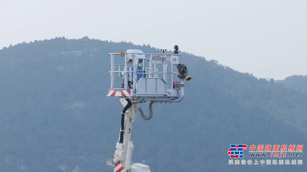 徐工 DG101 登高平台消防车高清图 - 载重：
平台载重400kg。