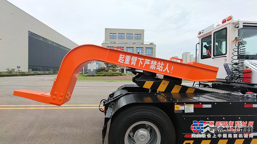 徐工 XPT95E 纯电动港口牵引车